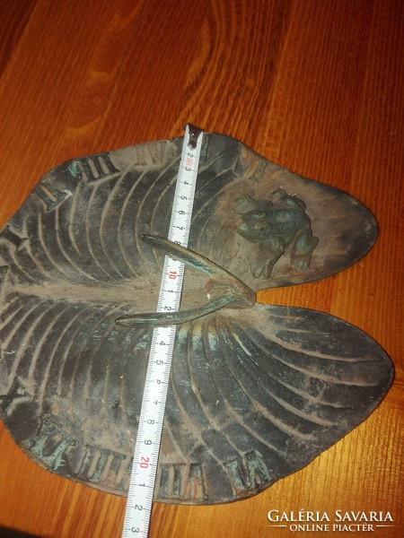 Cast iron frog sundial, size and weight indicated!