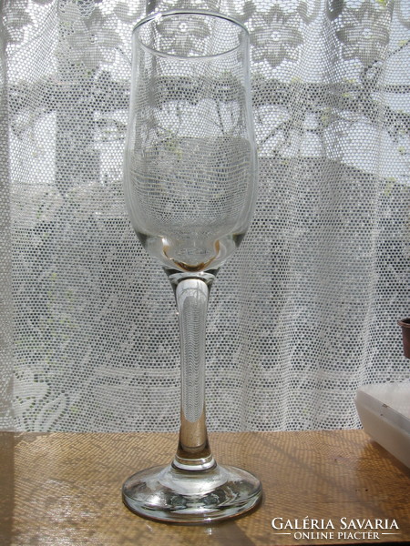 Set of 6 tulip-shaped champagne and wine glasses