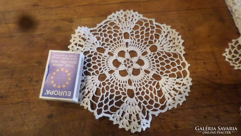 7 crocheted lace tablecloths, in one set. Their size is between 10 and 35 cm. I see no fault in them.