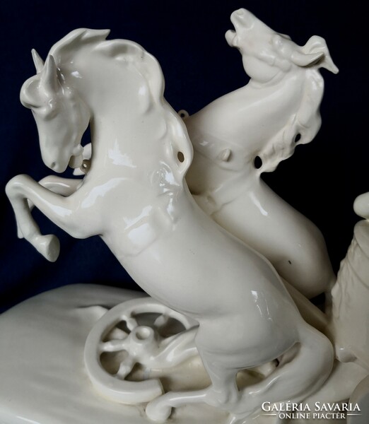 Dt/411 - royal dux porcelain/faience - Roman chariot