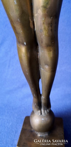 DT/421 – Nagyméretű bronz női szobor, zsonglőr/tornászlány