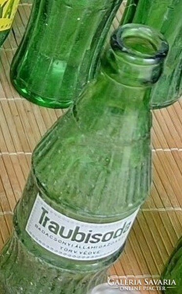 Márkás és Traubisodás üdítős üveg 1-1 darab,Ksylviaa felhasználó részére.