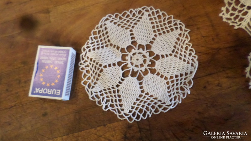 7 crocheted lace tablecloths, in one set. Their size is between 10 and 35 cm. I see no fault in them.