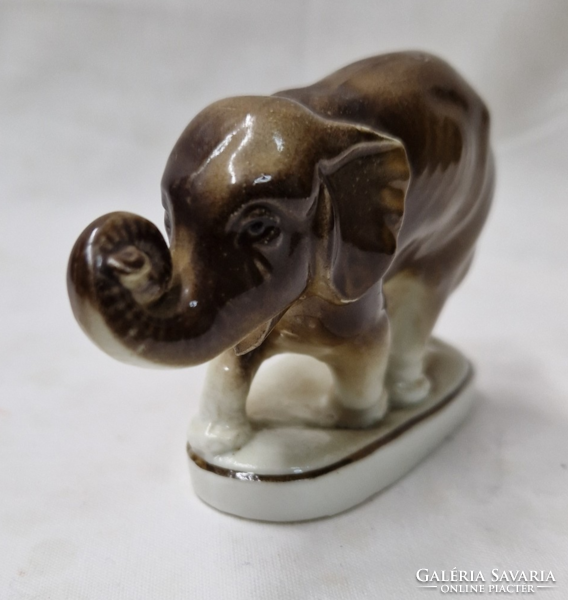 Régi kis porcelán elefánt figura hibátlan állapotban 6,5 cm.