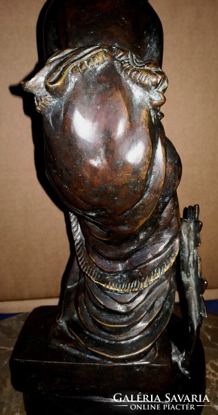 Dt/420 – large bronze sculpture with the title flora dove