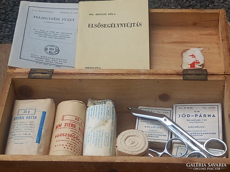 Midcentury retro vintage elsősegély doboz tartalommal / orvosi patikai doboz