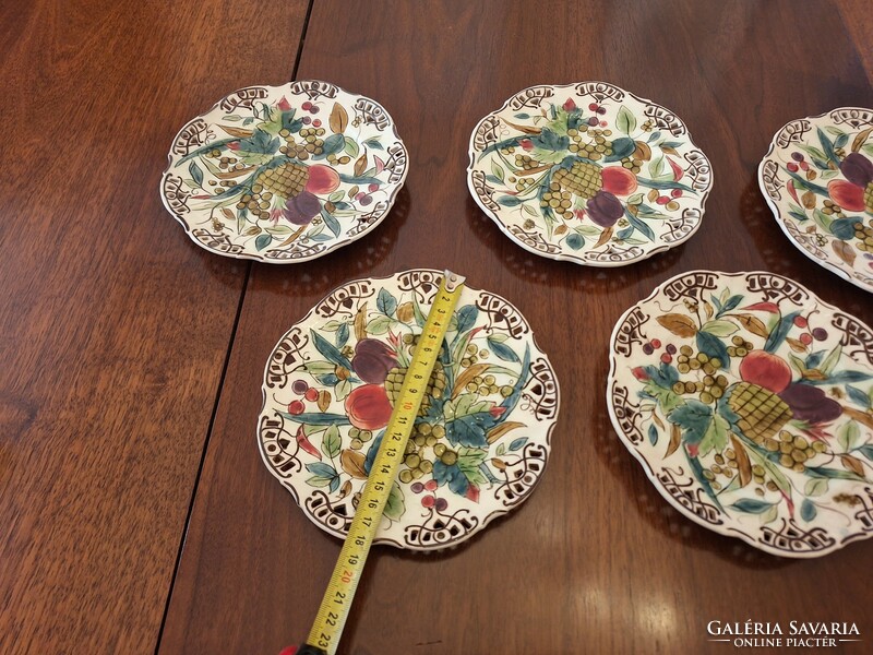 5 majolica plates