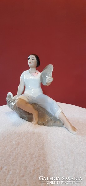 Porcelán szobor. Hölgy sziklán. Kézi festésű, 15,5 cm magas szobor. Feltehetőleg Észak-Koreai .