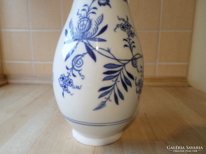 Régebbi hagymamintás porcelán váza 26 cm (TALPÁNÁL HIBA)