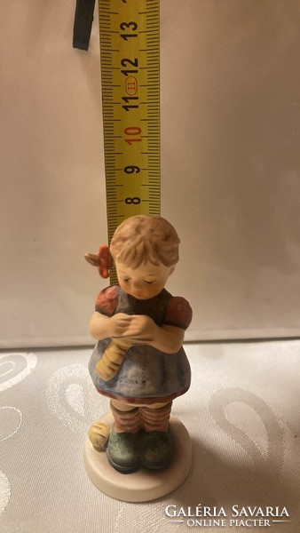Ritka! Hummel/Goebel porcelán, " Kötögetős lány" , kis méret, 8 cm !