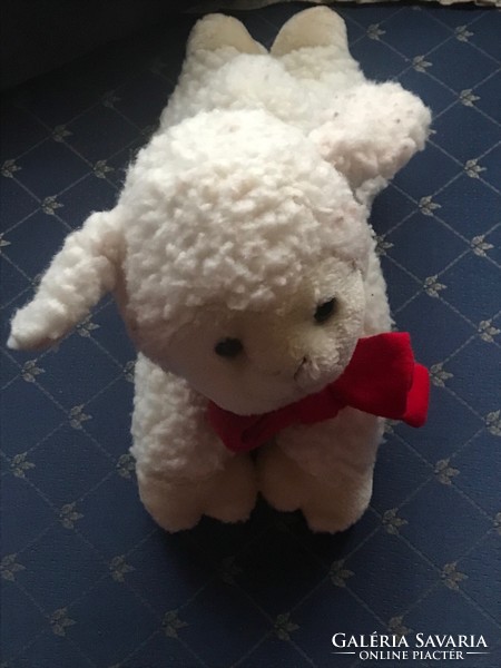 A very nice snow-white lamb with a red bow. Size: 27x16 cm tcm, 22290 Hamburg