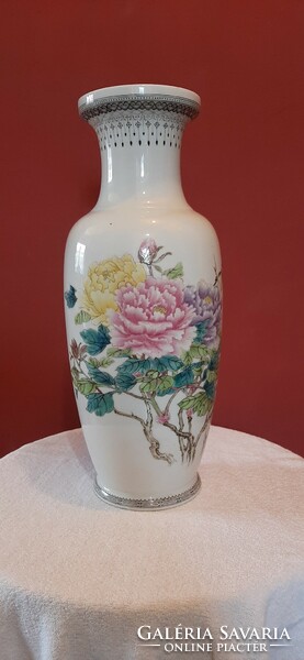 Nagy méretű porcelán váza. Kézzel festett, részletgazdag, jelölt. 35 cm magas.