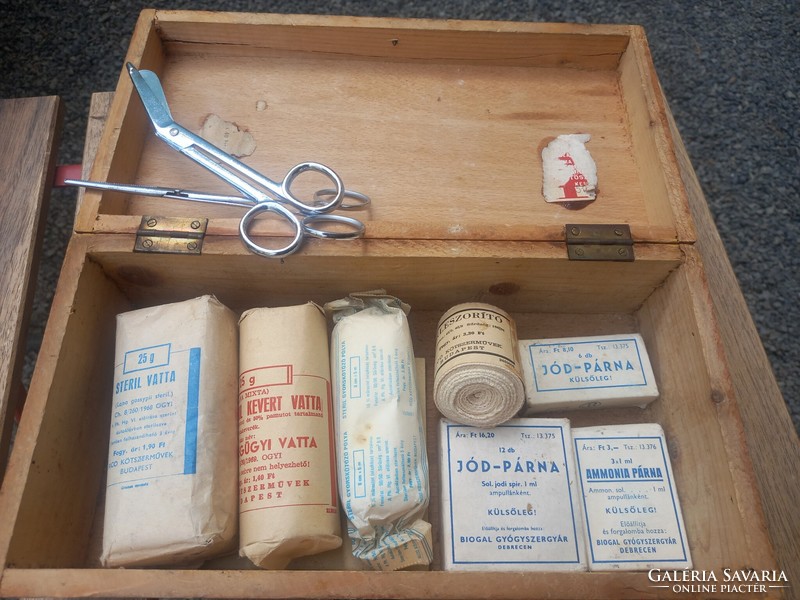 Midcentury retro vintage elsősegély doboz tartalommal / orvosi patikai doboz