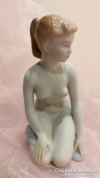 Aquincumi porcelántérdelő női akt szobor.