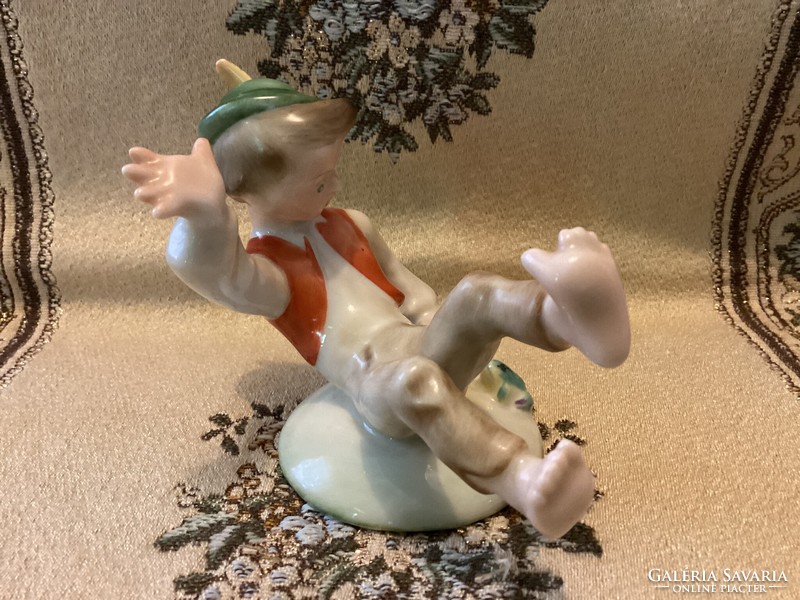 Herendi jelzett porcelán békától megijedő fiú figura