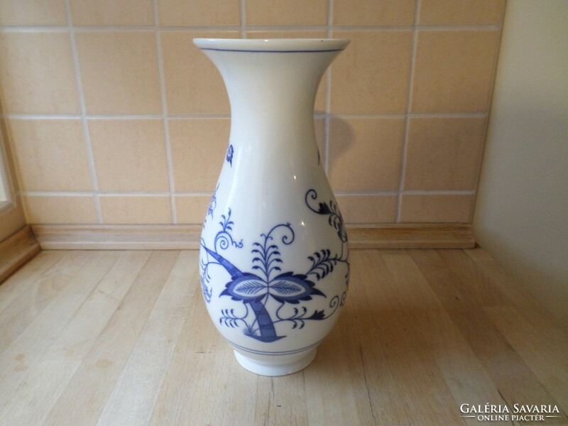 Régebbi hagymamintás porcelán váza 26 cm (TALPÁNÁL HIBA)