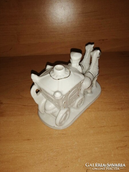 Gyönyörű porcelán hintó (po-1)