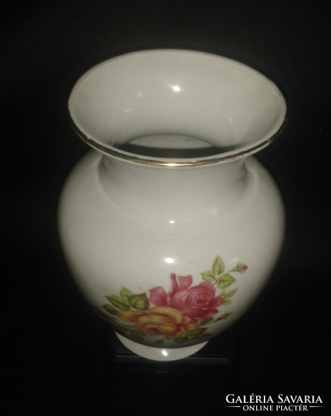 Virág mintás aquincumi porcelán váza