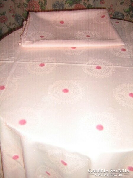 Damask bedding set embroidered in a beautiful fabric