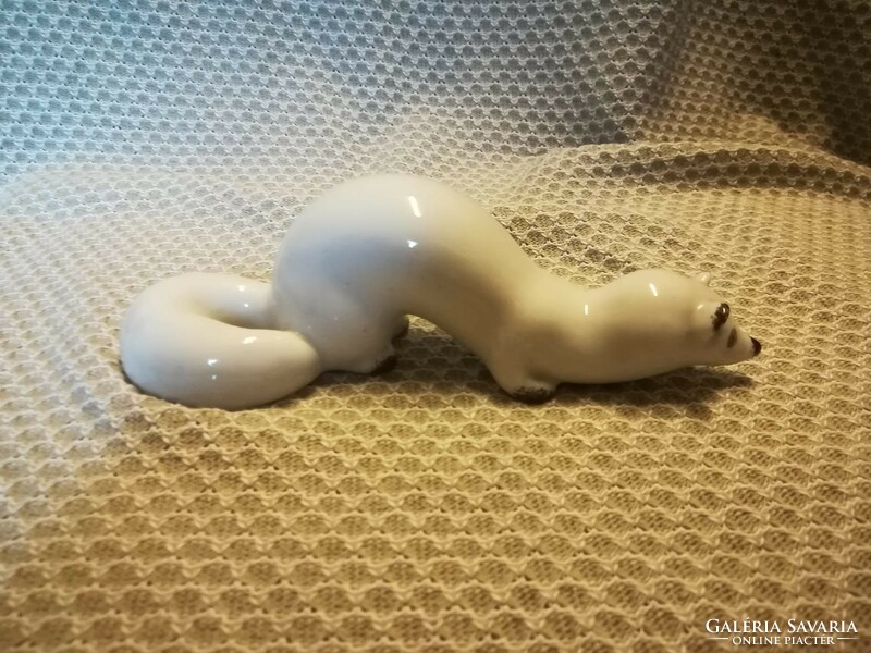 Porcelán hermelin figura