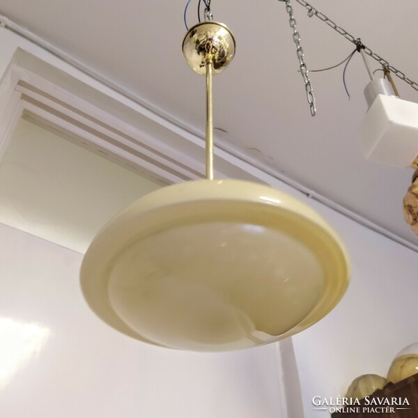 Art deco réz mennyezeti lámpa felújítva - különleges formájú krémszínű búra