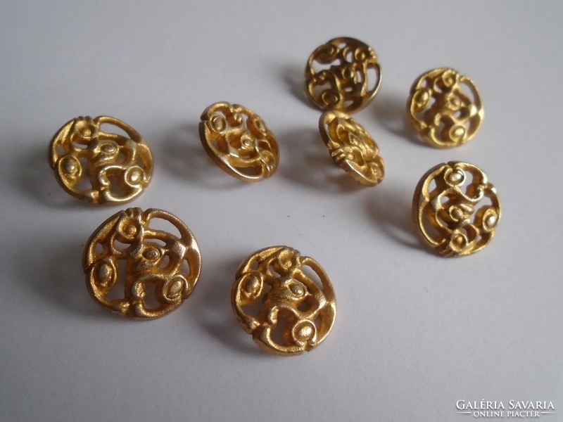 8 Pcs. Gold-colored button made of stable metal.