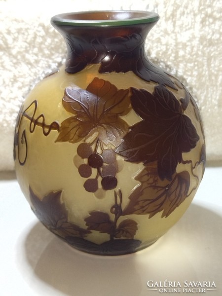 Beautiful vase with a quince pattern, tip gallé, 13 cm high