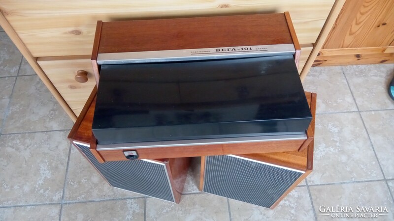 Vega-101 stereo turntable with tento speakers