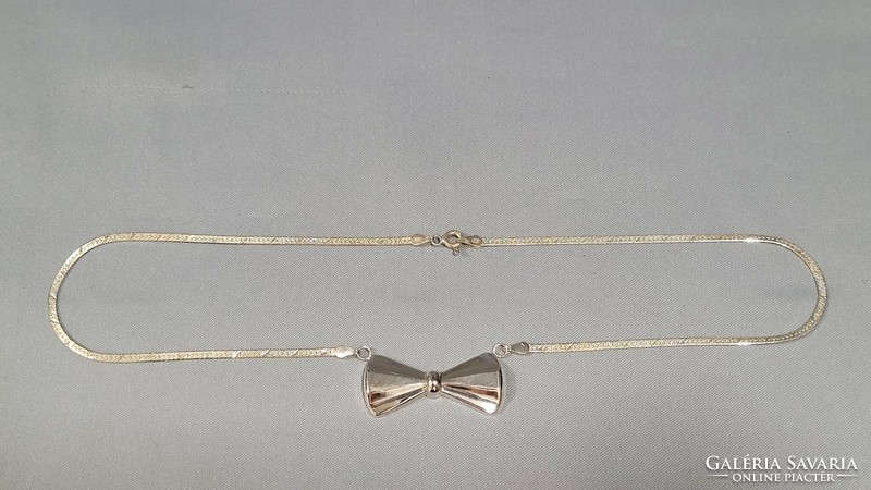 Silver necklace with bow pendant 4.22 g