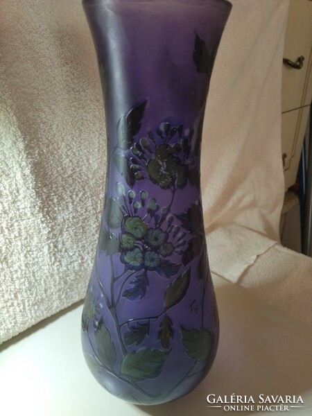 Gyönyörű hatalmas virág mintás lila színű Tip Gallé váza 35 cm magas