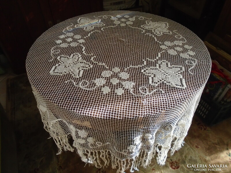 Grape lace tablecloth. Avg. 130 cm + 15 cm fringe.
