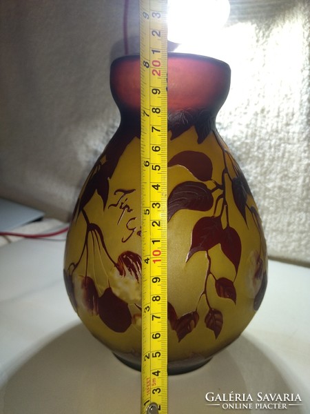 Gyönyörű cseresznye mintás Tip Gallé váza 21 cm magas