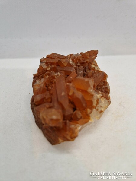 Tangerin (mandarin) quartz mineral deposit