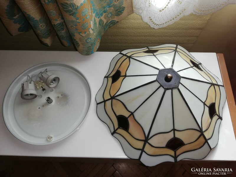 Mennyezetre szerelhető Tiffany jellegű lámpa