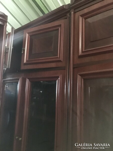 Cabinet line used in good condition