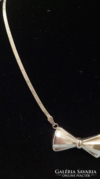 Silver necklace with bow pendant 4.22 g