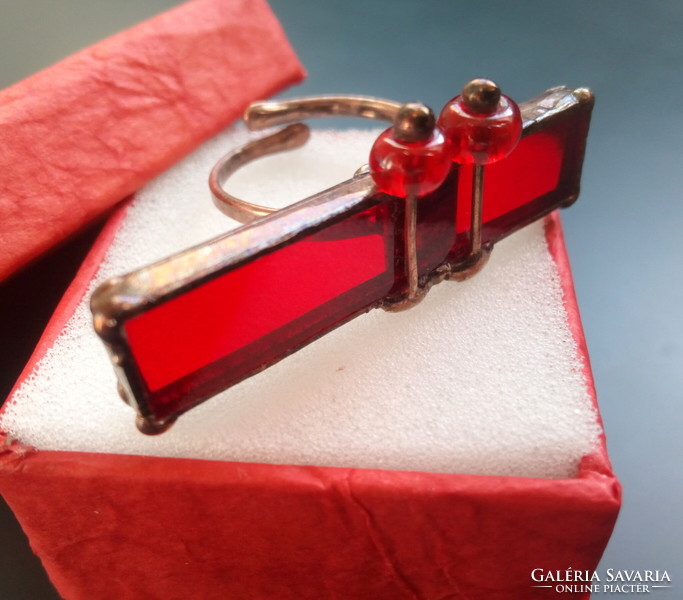 Extravagáns piros koktélgyűrű színes üvegből és gyöngyből