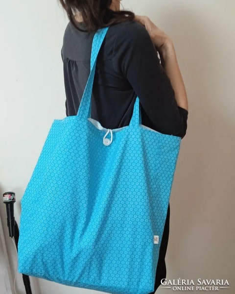 Shoulder bag with flower pattern