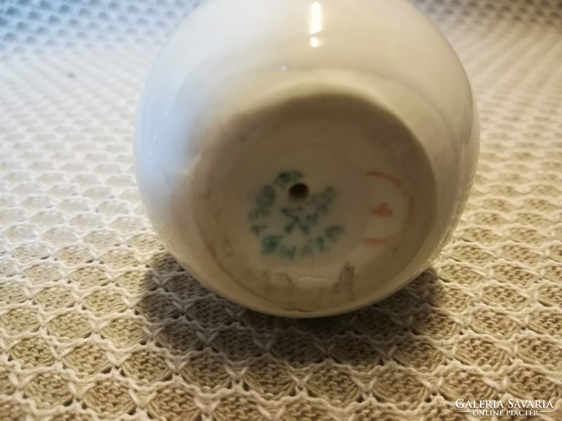 Hollóházi porcelán, labdán álló maci
