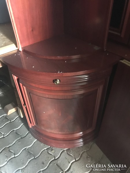 Cabinet line used in good condition