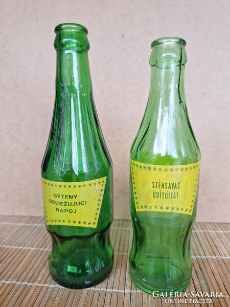 Retro különleges "Márkás" kis üdítős üveg.Csak a bal oldali eladó.