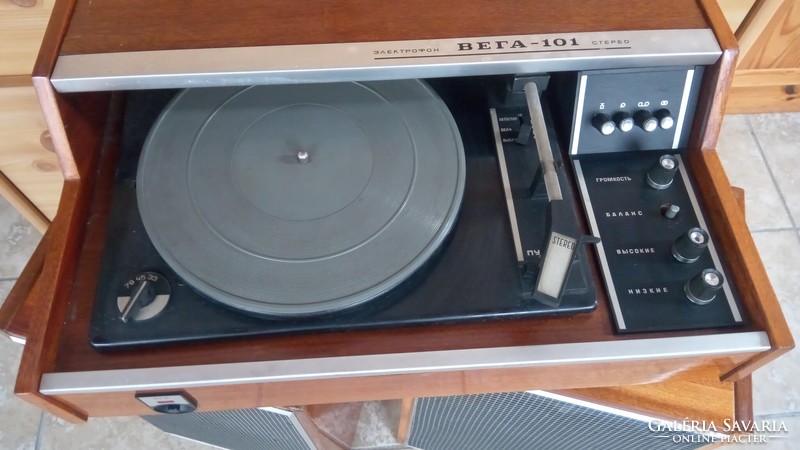 Vega-101 stereo turntable with tento speakers