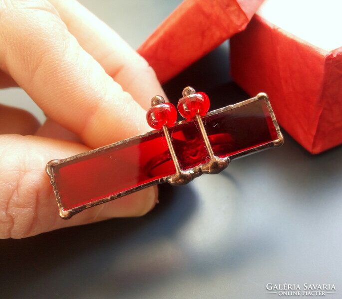 Extravagant red cocktail ring made of colored glass and pearls