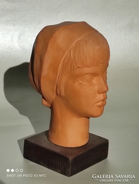 Jelzett Ő. A.  terrakotta nő fej büszt fa talapzaton 13 cm