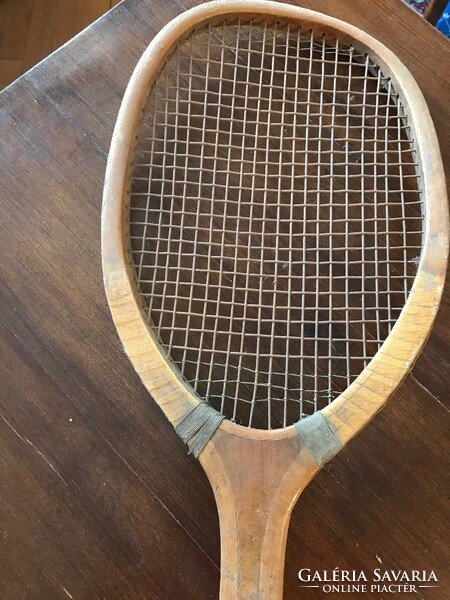 Very old wooden tennis racket. XX. No. First half. Part of the head is deformed, for decorative purposes.