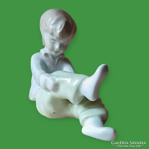 Aquincum porcelán öltözködő kislány figura