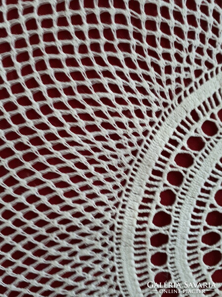 Medium-sized tablecloth crocheted with Solomon's knot technique