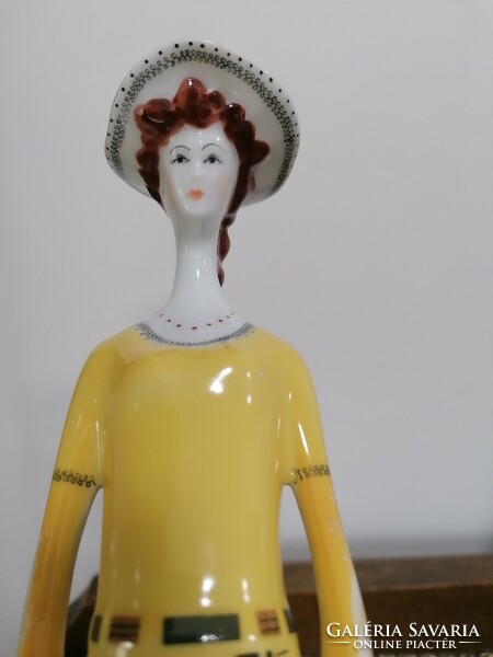 Retro Romanian porcelain lady with hat