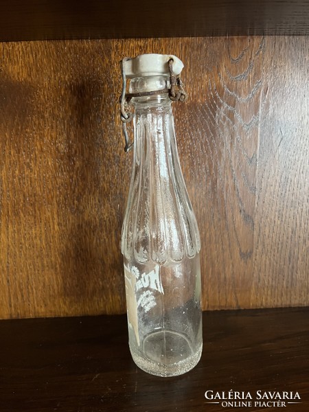 Hüsi carbonated soft drink bottle with buckle