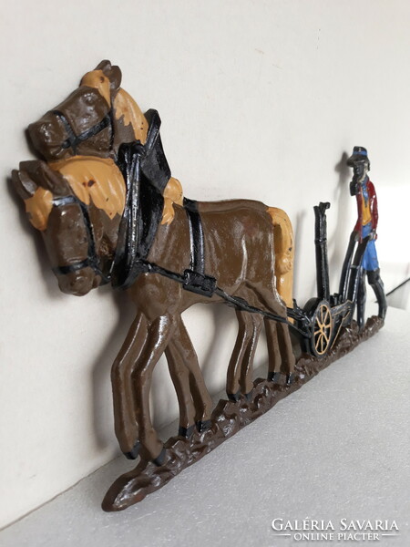 Jelzett antik öntöttvas kép lovas szántó jelenettel